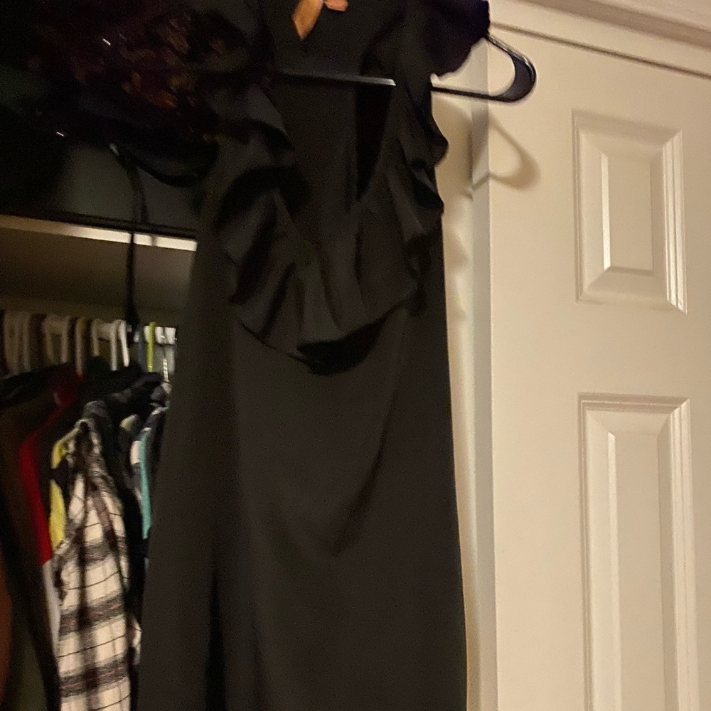 Sleeveless ruffled neck top black gently used